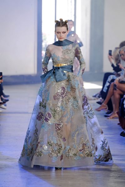 abito alta moda tulle colore sabbia e blu